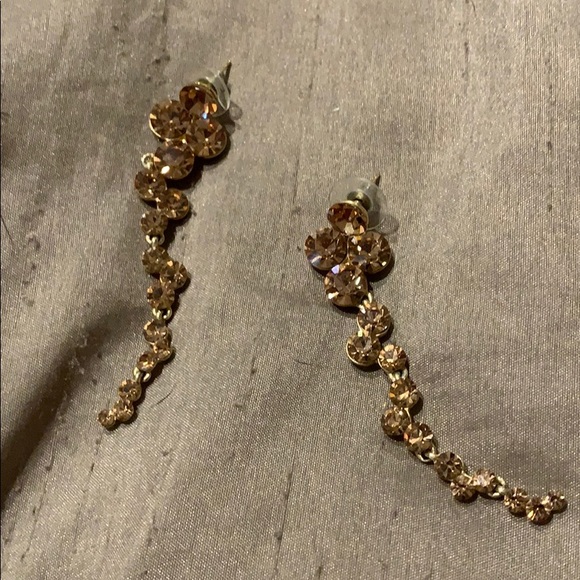 Gold costume jewelry earrings - Picture 1 of 1
